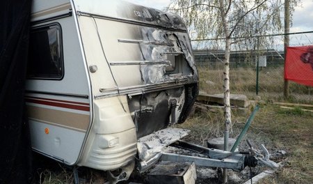 Abgefackelt: Ein Wohnwagen auf dem Gelände des alternativen Zent...