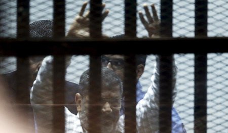 Ägyptens Expräsident Mohammed Mursi am Dienstag im Gerichtssal i...