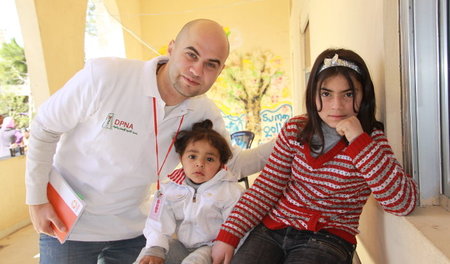 Ali Sandeed mit Kindern in seinem Hilfsprojekt im Libanon
