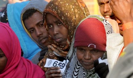 Nur noch eine Nummer: Flüchtlinge am 14. April im Hafen von Pale...