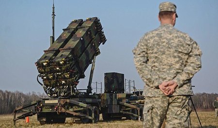 Ein US-Soldat hinter der Startanlage für »Patriot«-Raketen bei e...