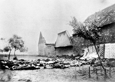Die Leichen der erschossenen Männer von Lidice, aufgenommen am 1...