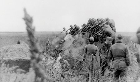 Auf ihrem Weg in die Normandie verübte die SS-Division immer wie...