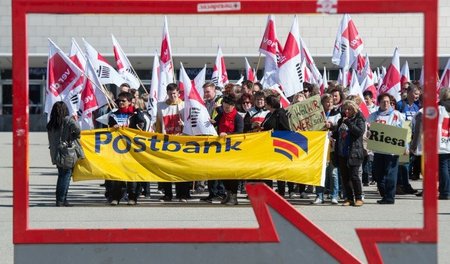 Ernste Angelegenheit in albernem Rahmen: Demonstration von Postb...