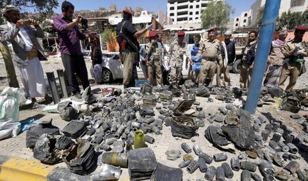 Jemenitische Sprengstoffexperten zeigten am Mittwoch in Sanaa na...