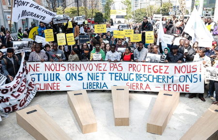 Migranten demonstrieren am Donnerstag in Brüssel mit symbolische...