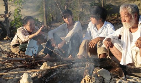 Die japanische Regisseurin Naomi Kawase (links) mit Darstellern ...