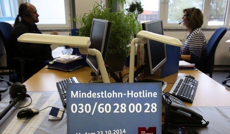 Im Callcenter der neuen Mindestlohn-Hotline der Bundesregierung ...