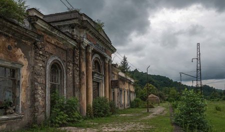 Am früheren Bahnhofsgebäude in Tquartschal sind immer noch die S...