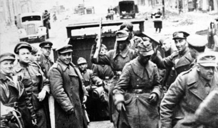 April/Mai 1945: Deutsche Soldaten liefern ihre Waffen der Roten ... April/Mai 1945: Deutsche Soldaten liefern ihre Waffen der Roten ...