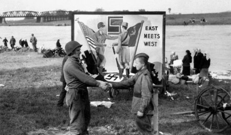 Freude über den Sieg gegen den Faschismus: US-Soldat und Rotarmi...