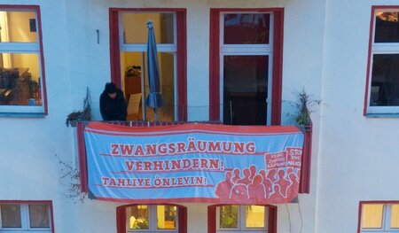 Mehr als 1.000 Personen versuchten am 14. Februar 2013 vergeblic... Mehr als 1.000 Personen versuchten am 14. Februar 2013 vergeblic...