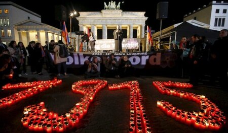 Gedenkkundgebung von Armeniern vor dem Brandenburger Tor in Berl... Gedenkkundgebung von Armeniern vor dem Brandenburger Tor in Berl...
