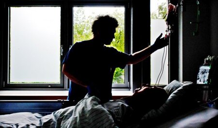 Ein Patient der Berliner Charité wird versorgt. Doch Pfleger gib... Ein Patient der Berliner Charité wird versorgt. Doch Pfleger gib...
