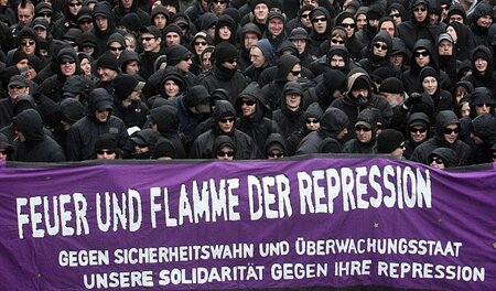 Protest in Hamburg gegen polizeiliche Durchsuchungsaktionen rund...