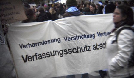 Aufklärung gefordert: Protestkundgebung vor dem Reichstagsgebäud...