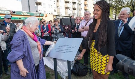 Ehrung für einen unbekannten Kriegsverweigerer in Berlin-Charlot...