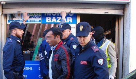 Festnahme in Olbia: Die Polizei führt einen pakistanischen Besch...
