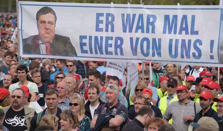 Tausende demonstrierten am Samstag vor dem Berliner Kanzleramt g...