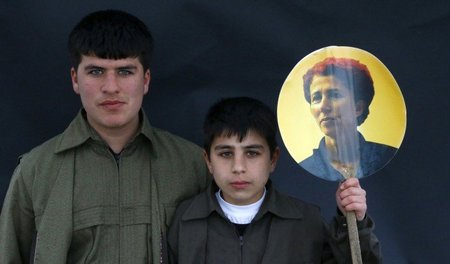 Kurdische Jugendliche mit Sakine-Cansiz-Porträt beim Newroz-Fest...