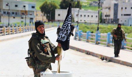 Ein Kämpfer der islamistischen Al-Nusra-Front am Samstag in Dsch...