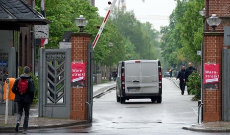 Montag, 27. April: Streikplakate schmücken die Einfahrt zum Gelä...