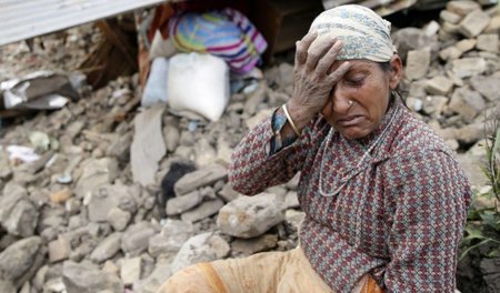 Eine Frau vor ihrem zerstörten Haus in Kumalpur (27.4.2015)