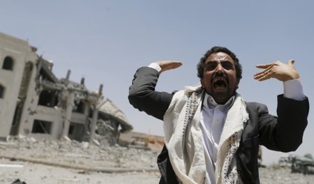 Anhänger der Ansarollah-Miliz vor dem zerstörten Sitz der Militä...