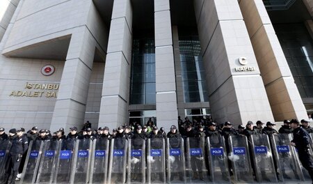 Unter Kontrolle der regierenden AKP: Polizisten bewachen den Ist...