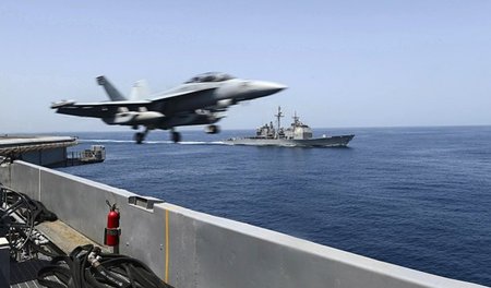 Start eines Kampfjets vom US-Flugzeugträger »Theodore Roosevelt«...