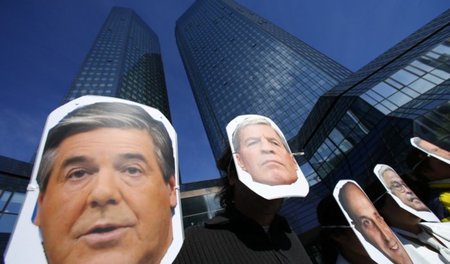 Proteste gegen die Deutsche Bank und deren vor Gericht stehende ...