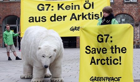 Greenpeace-Warnung am 14. April in Lübeck: Als nächstes nehmen s...