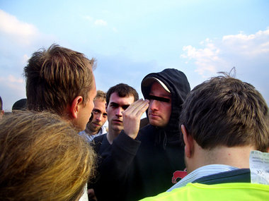 Der Bremer Polizist kurz nach seiner »Festnahme« durch Demonstra...