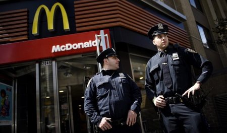 In Erwartung der Streikwelle: New Yorker Polizisten am 15.4., de...