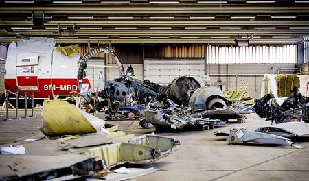 Wrackteile der abgestürzten Passagiermaschine MH 17 in der Halle...