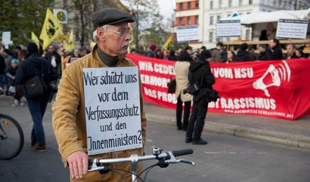 Die Frage des Demonstranten am 4. November 2012, dem ersten Jahr...