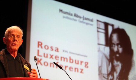 Rolf Becker setzt sich für Mumia Abu-Jamal ein, hier auf der Ros...