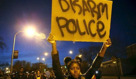 Nächtlicher Protest: Eine Demonstrantin fordert, die Polizei zu ...