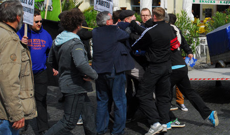 Neonazis attackieren die Teilnehmer der DGB-Kundgebung in Weimar