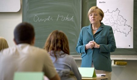Chronologischen Geschichtsunterricht hält die offizielle Bildung...