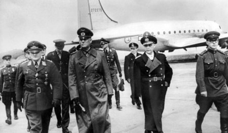 Nach der Landung in Berlin-Tempelhof am 8. Mai 1945: Stumpff, Ke...