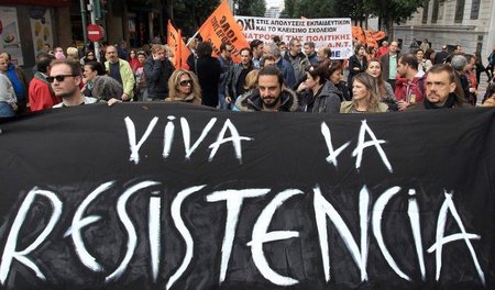 »Lang lebe der Widerstand«: Die Proteste gegen die ERT-Schließun...