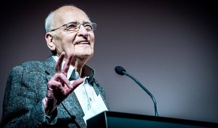 Weimar am 12. April 2014: Kurt Pätzold spricht vor der Lagerarbe...