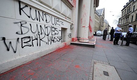 »Kundus = Bundeswehr-Massaker«: Graffiti am Bonner Landgericht, ...