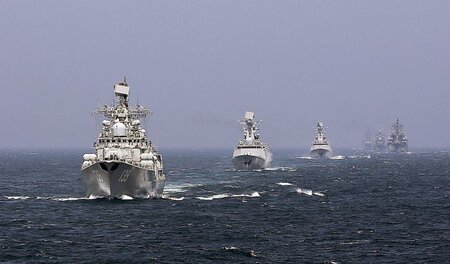 Gemeinsames Manöver: Russische und chinesische Kriegsschiffe, hi...