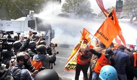 Mit Wasserwerfern und Tränengas attackierte die türkische Polize...