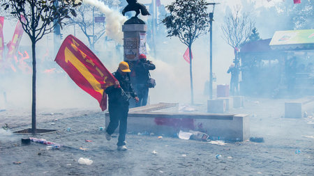 Tränengasschwaden ziehen durch Istanbul. Die Polizei verhinderte...