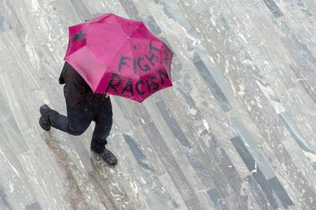 Rassismus auch im Regen bekämpfen: Demonstrant am 1. Mai in Züri...