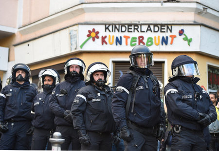 Schwarzer Block vor buntem Kinderladen: Am Rande der Revolutionä...