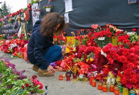 Kerzen und rote Nelken zum Gedenken an die Toten vor dem Gewerks...